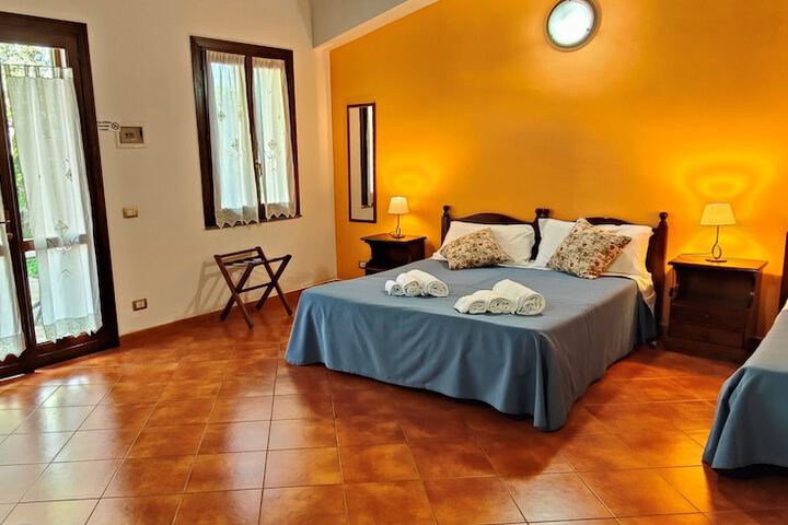 Room 4 of 98