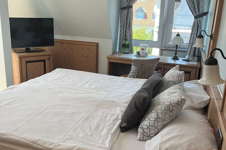 Room 2 of 8