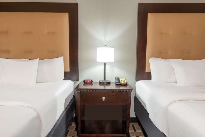 2 Queen Beds Accessible (10 of 12)