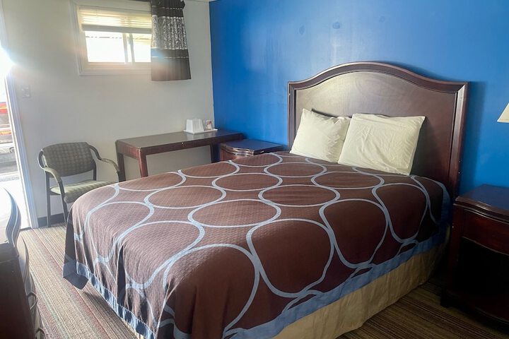 1 Queen Bed (2 of 13)
