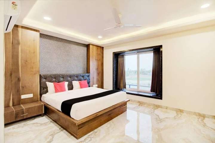 Room 9 of 32