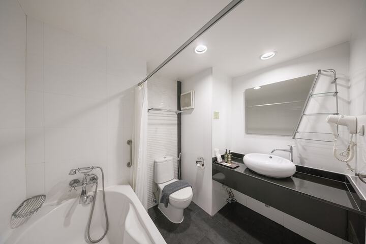 Room 32 of 80