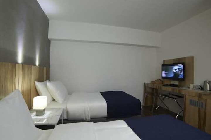 Room 6 of 18