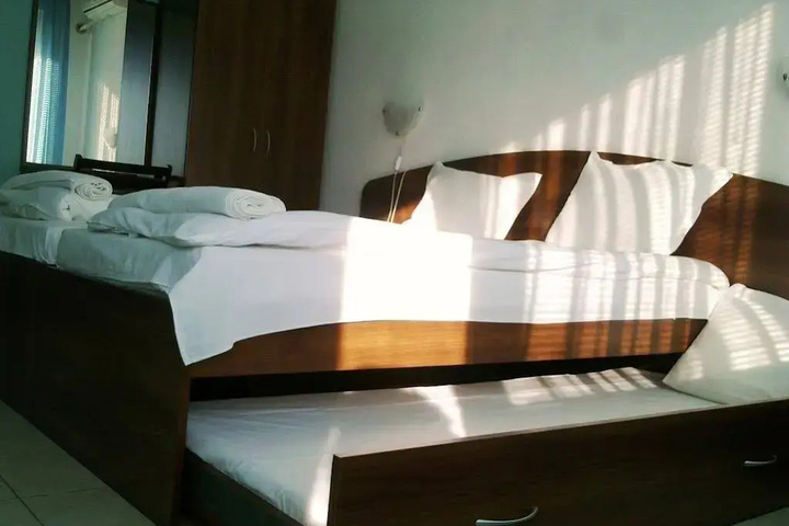Room 6 of 14