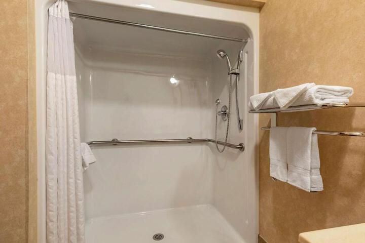 2 Queen Beds (2 of 2)