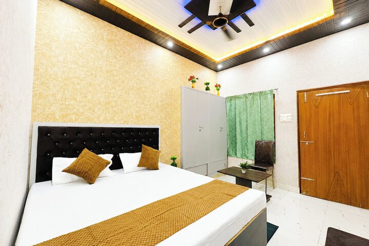Room 8 of 12