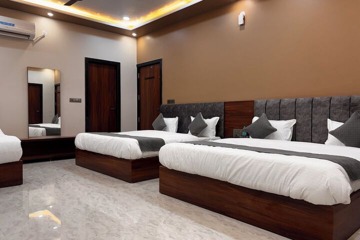 Room 17 of 28