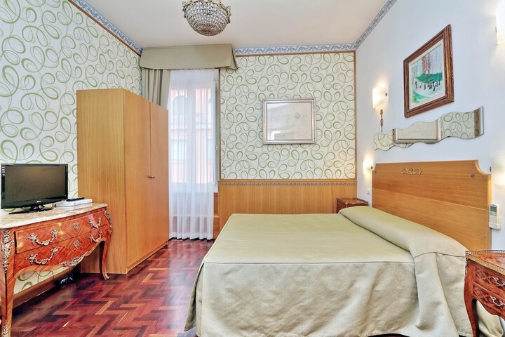 Room 6 of 33