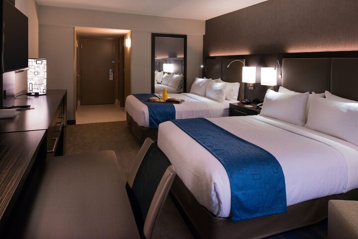 1 Queen Bed Accessible (5 of 10)