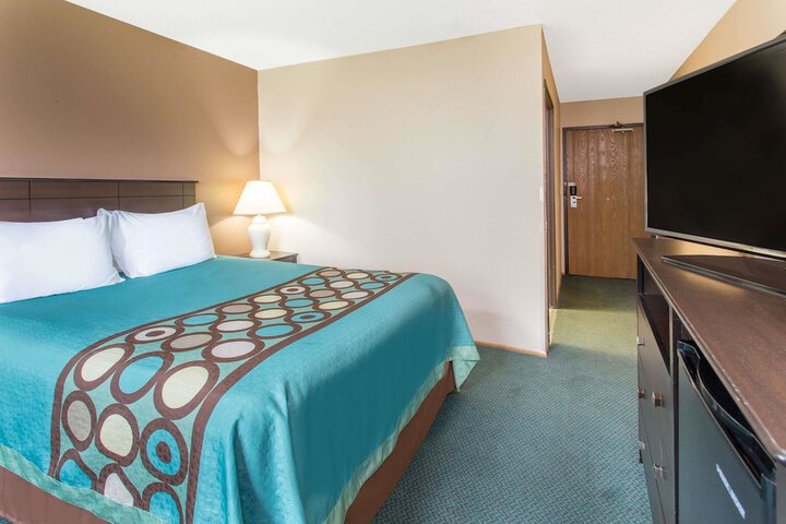 1 King Bed (3 of 11)