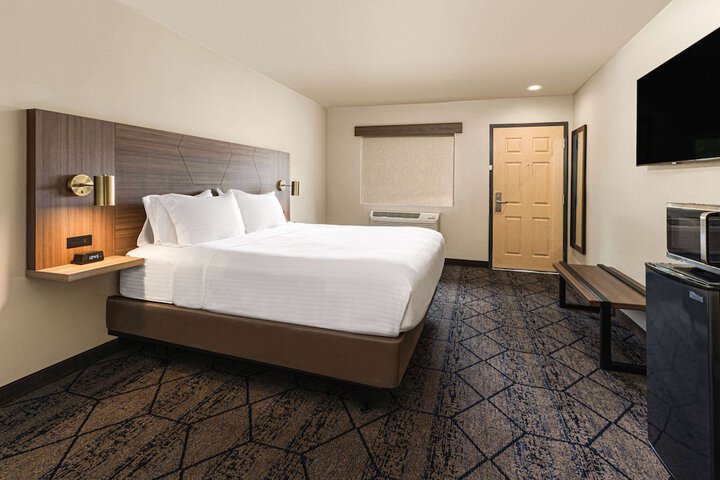 1 King Bed (6 of 14)