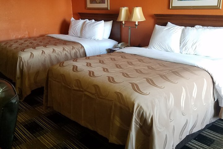 1 Queen Bed (21 of 23)