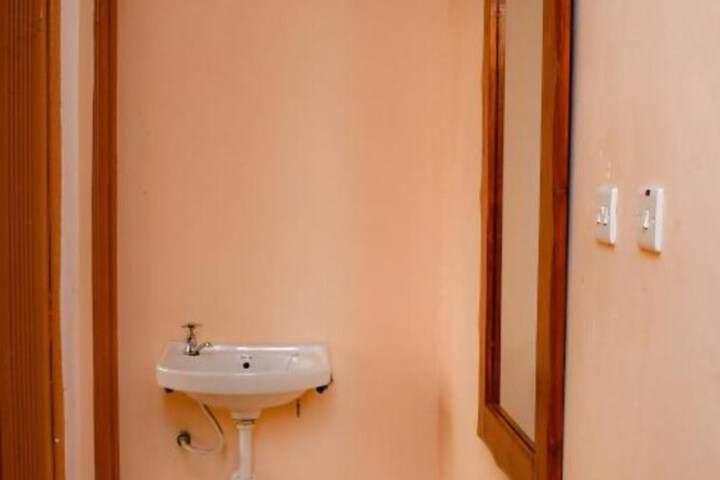Room 9 of 11