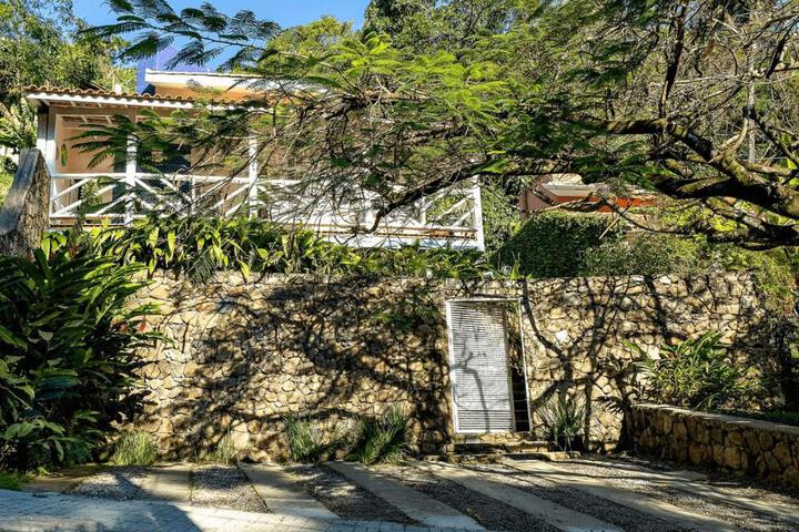 Casas com jacuzzi e churrasqueira a 500 metros da Praia do Perequê na Ilhabela