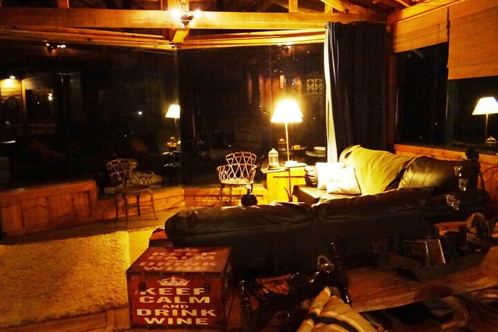 Lounge 20 of 37