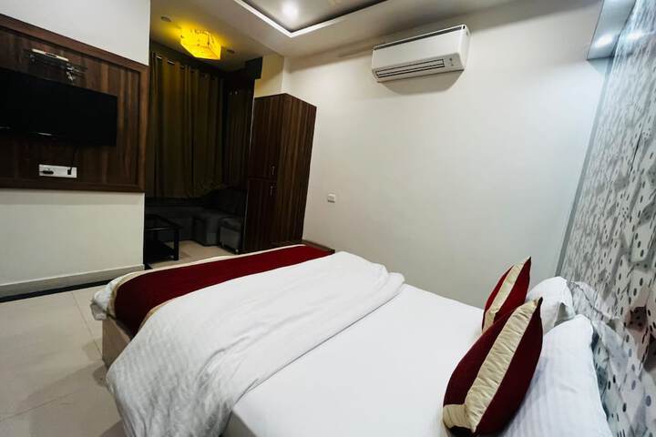Room 8 of 11