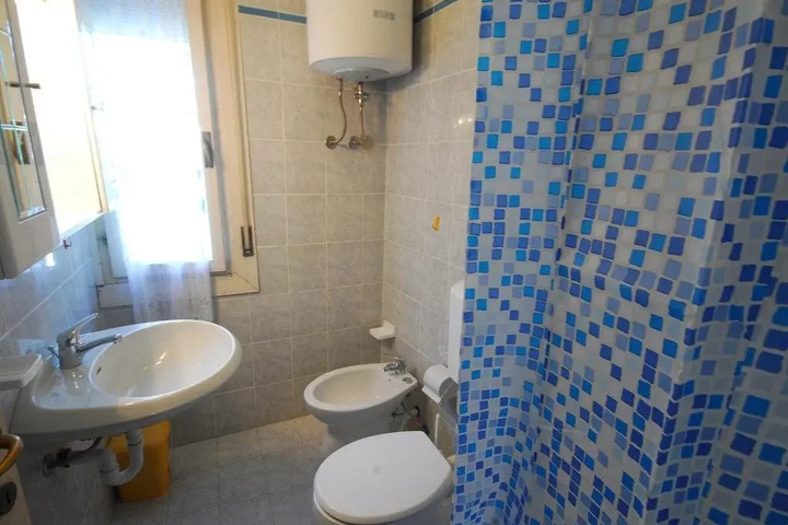 Room 7 of 12