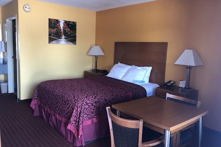 1 Queen Bed (8 of 13)