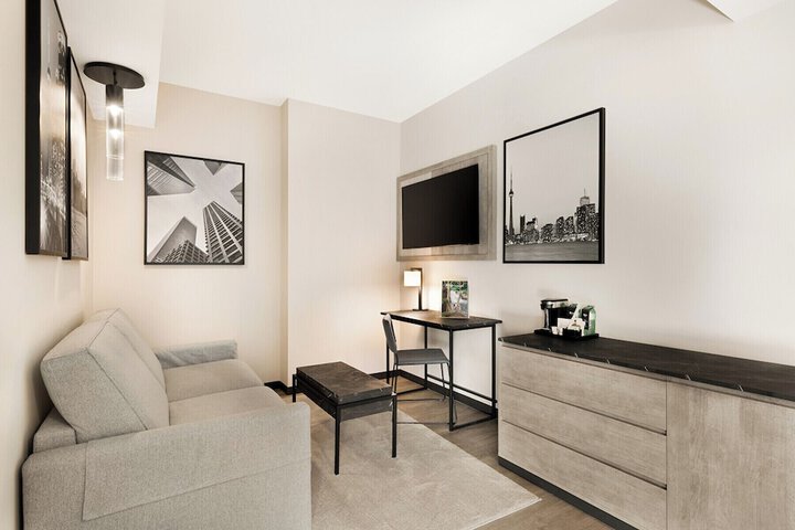 Room 32 of 69