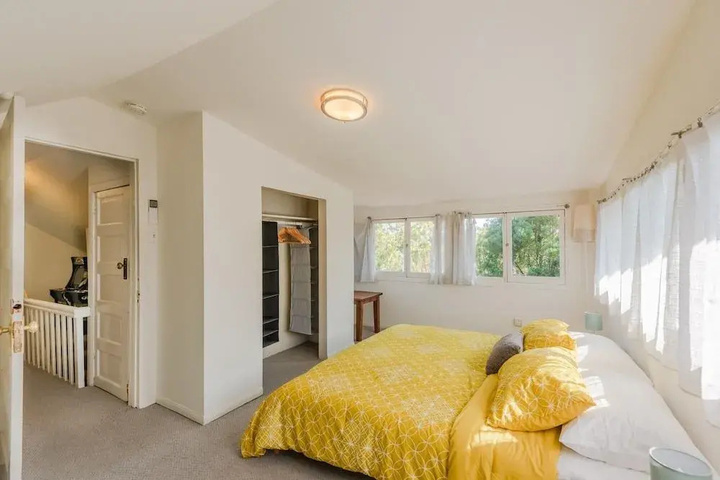 Room 4 of 18