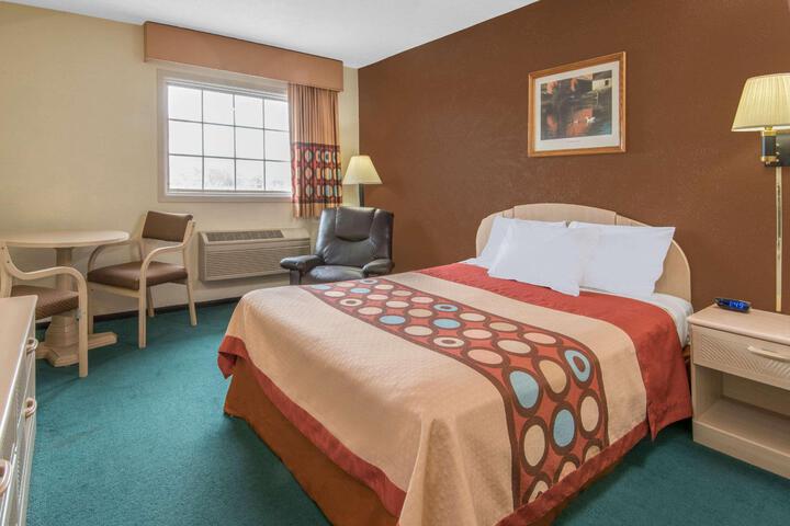 1 King Bed (4 of 6)
