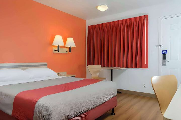 1 King Bed (4 of 5)