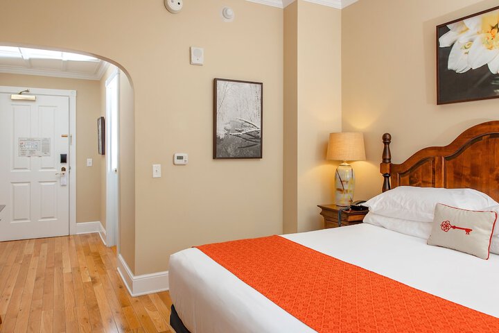 Traditional Single Room 1 King Bed (9 of 10)