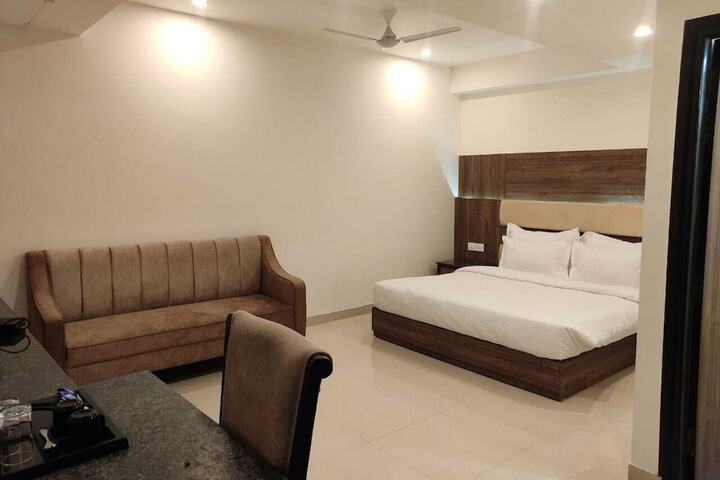 Room 6 of 12