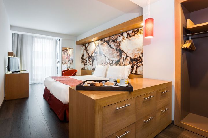 Room 9 of 28