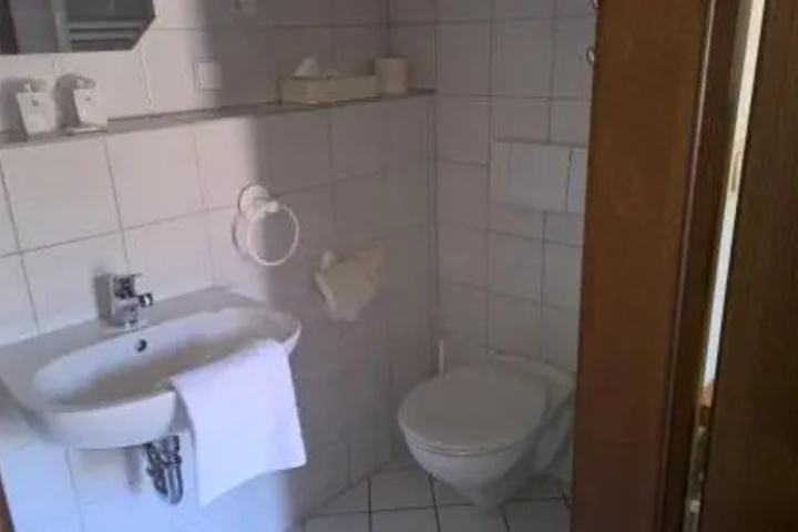 Room 5 of 17