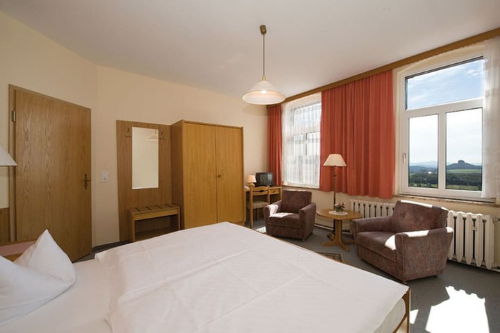 Room 11 of 27