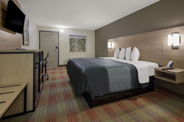1 King Bed (13 of 14)