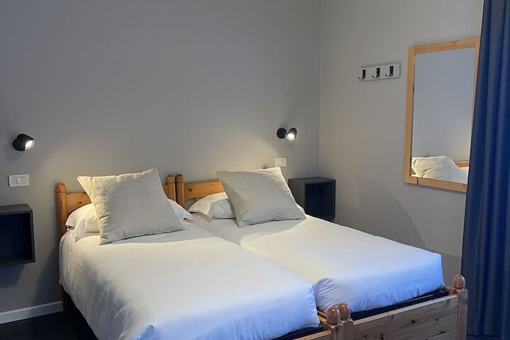 Room 4 of 10