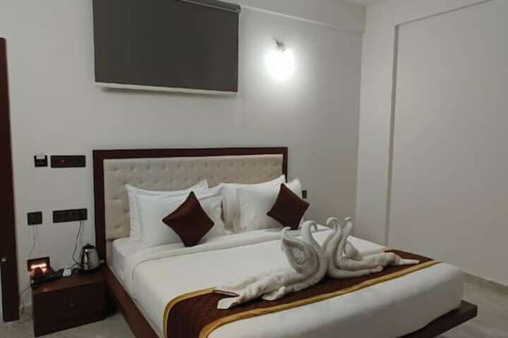 Room 2 of 6