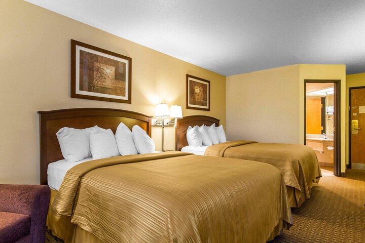 1 Queen Bed (1 of 12)