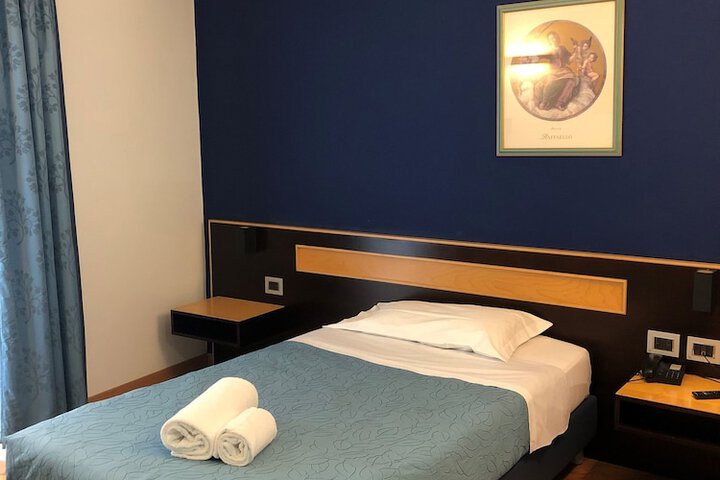 Room 8 of 18