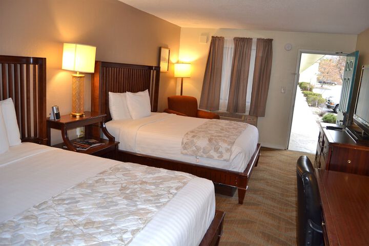 Deluxe Room 2 Queen Beds Refrigerator, Microwave Courtyard Area (17 of 18)