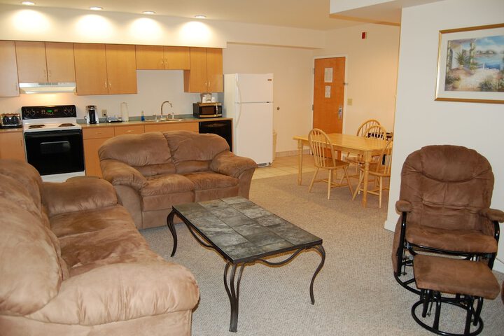 2 Queen Bed Mobility Hearing Accessible Room Roll in Shower (17 of 44)