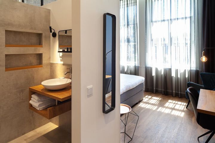 Room 16 of 40
