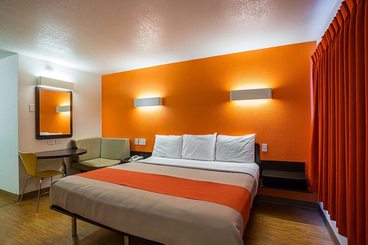 Room 6 of 30