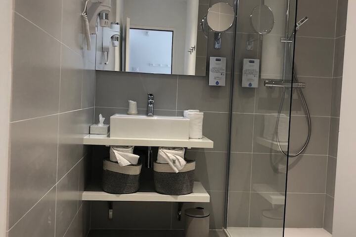 Room 150 of 225
