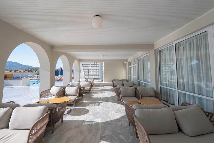 Lounge 86 of 126