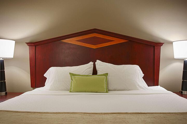 1 King Accessible Comm Assist Bathtub Microwave, Refrigerator WiFi Full Breakfast (7 of 8)