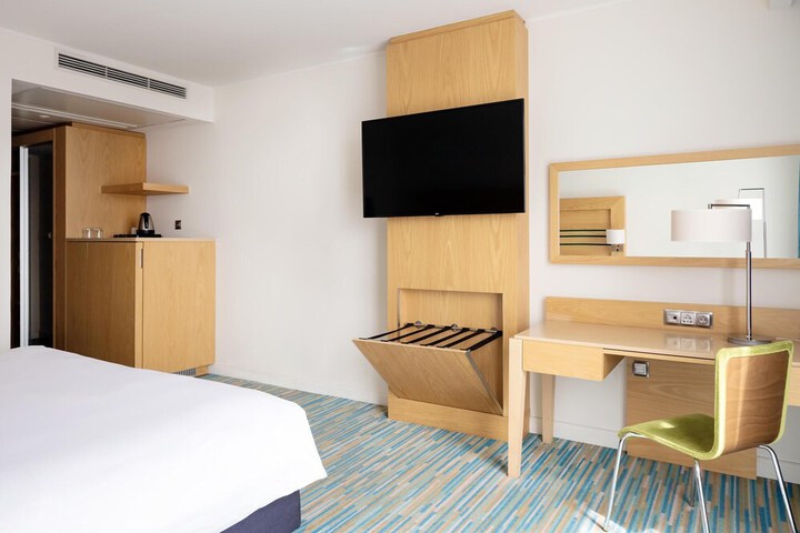 Room 38 of 228