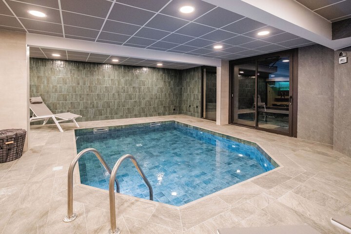 Pool 90 of 149