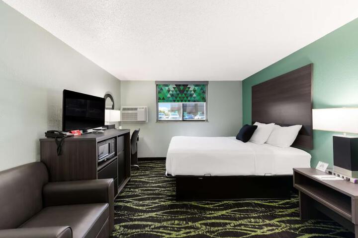 1 Queen Bed (4 of 15)