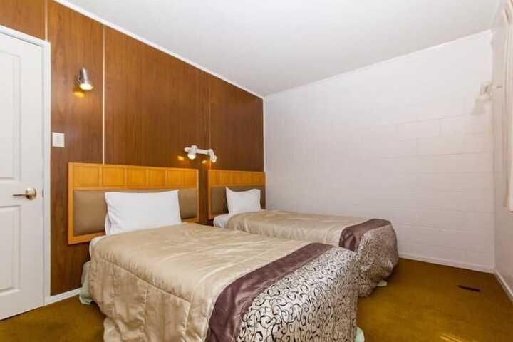 Room 10 of 28