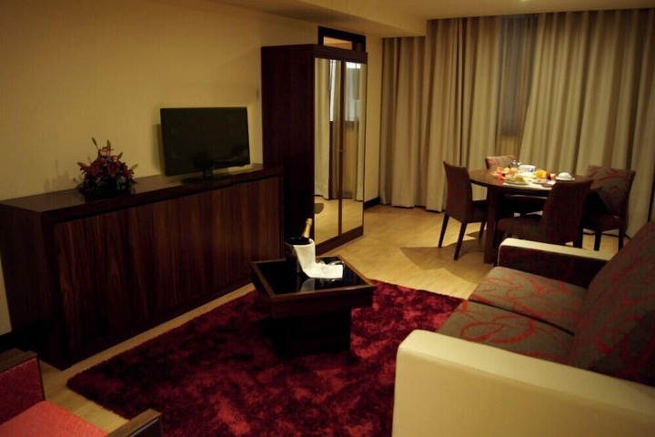 Lounge 33 of 50