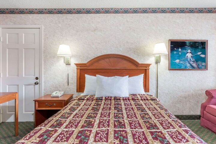 1 King Bed (5 of 11)
