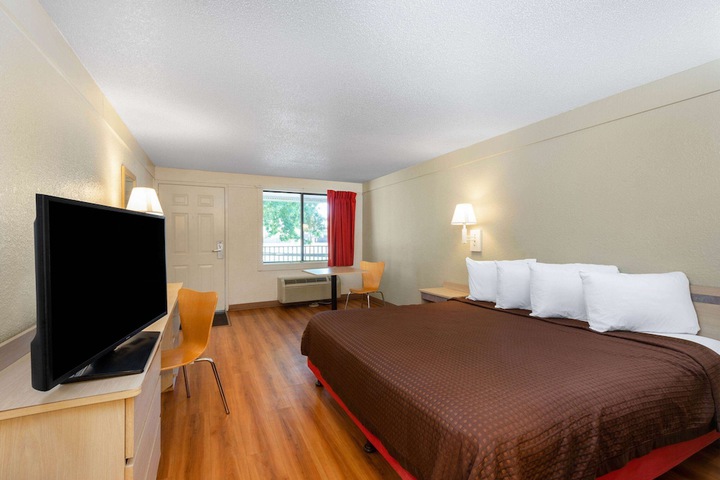 1 King Bed (2 of 13)